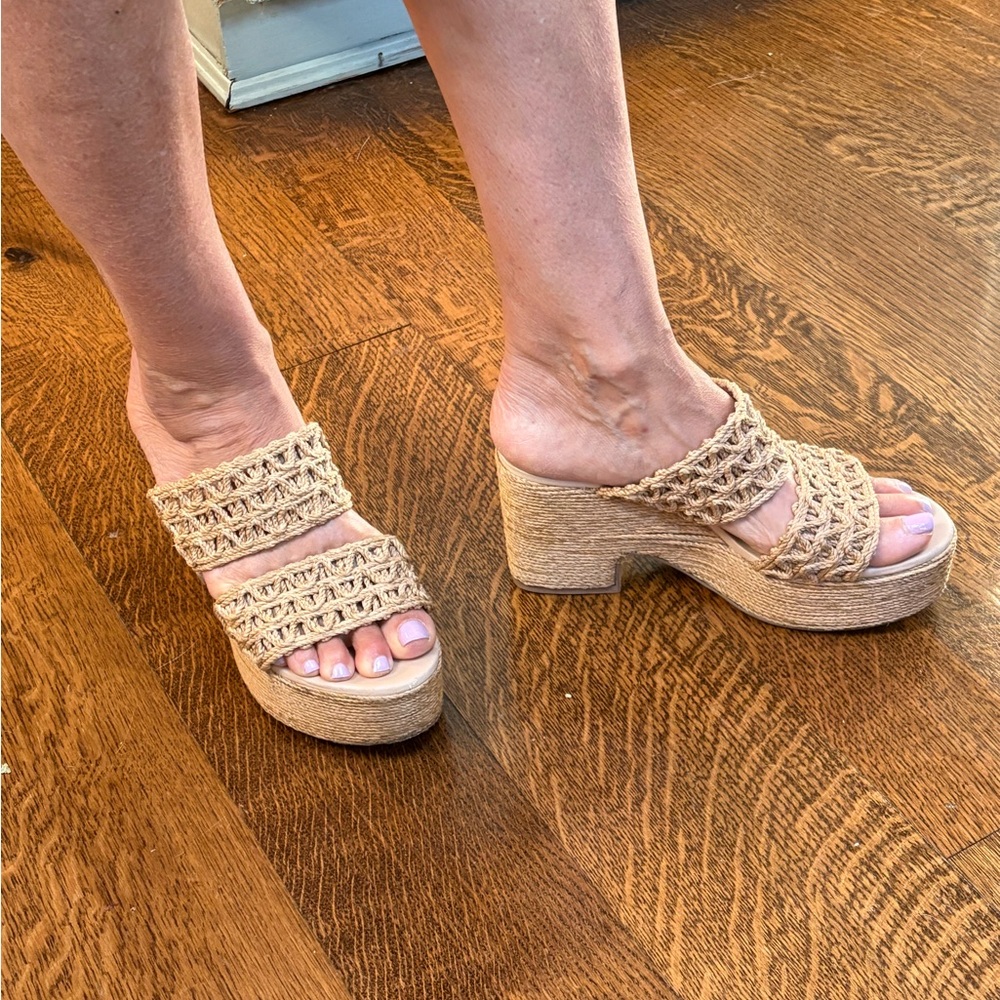 Women’s HOUSE OF HARLOW 1960 size 9.5 or 40 Tan Woven Platform Sandals